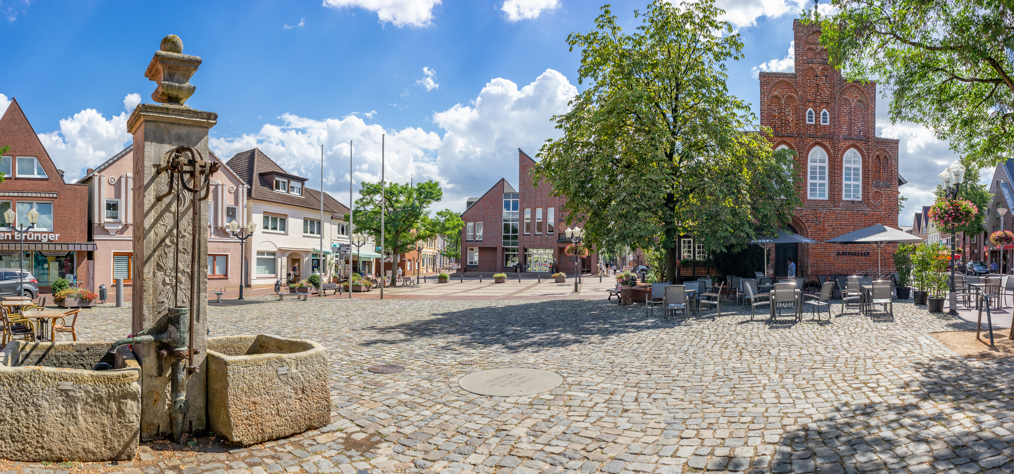 Marktplatz mit Rathaus (rechts) Wildeshausen